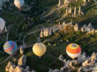 Hoch über dem Liebestal und anderen Heißluftballonen im Morgenlicht